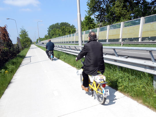 Les Solex le long de l'autoroute