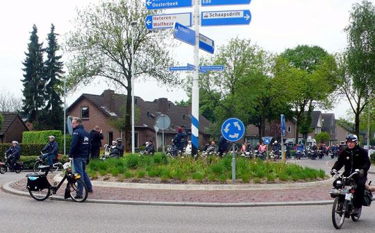 Les 575 solexistes lors de la randonnée des 65 kilomètres