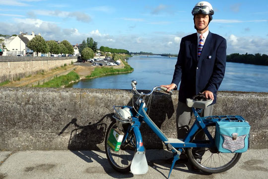 Benoît Ménard sur le pont de Saumur
