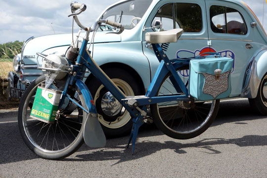 Un solex 3800 luxe et son ancêtre la Renault 4 CV