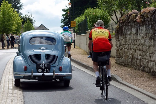 Doublement difficile pour la 4 CV sur la séparation en pavés des voies