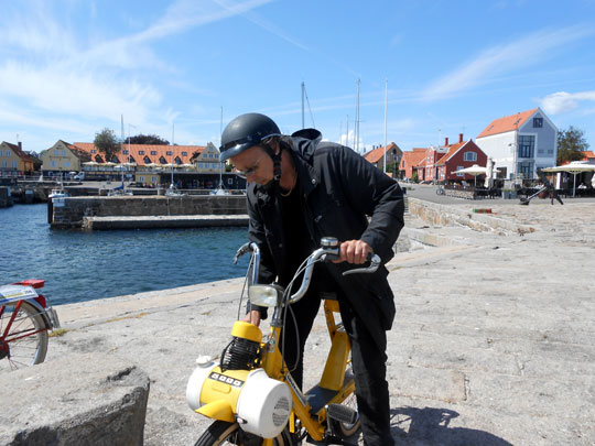 Jean-Jacques sur son Solex 5000 dans le port de Svaneke