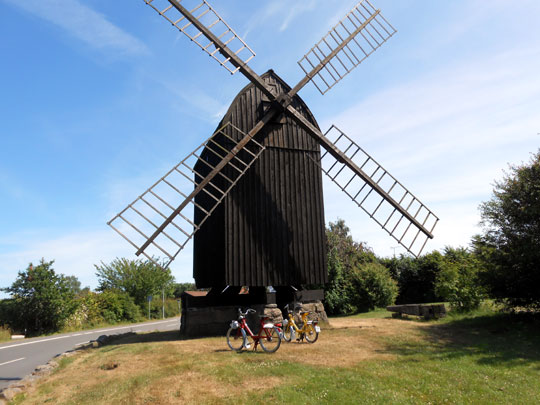 Distribution des maillots aux participants du Velo Solex Rally