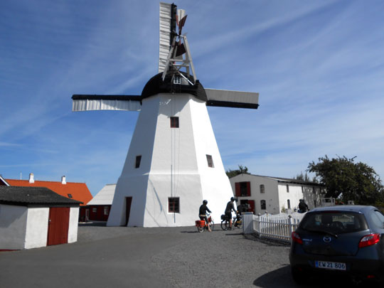 Nos amis Anne, Steen et Simon arrivent au moulin
