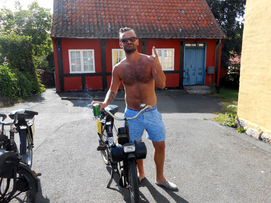 Mikkel un jeune danois fier de son solex