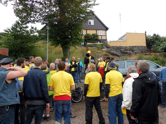Les consignes sont données par un porte-voix