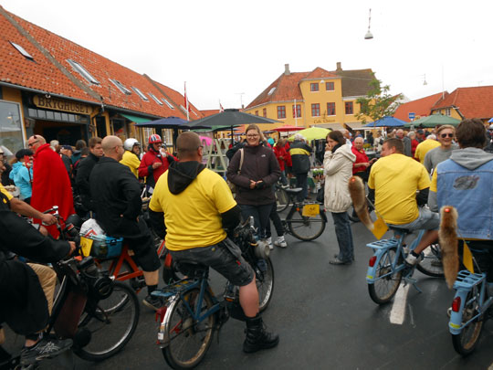 Les clients du marché aux fleurs amusés de voir des Vélosolex