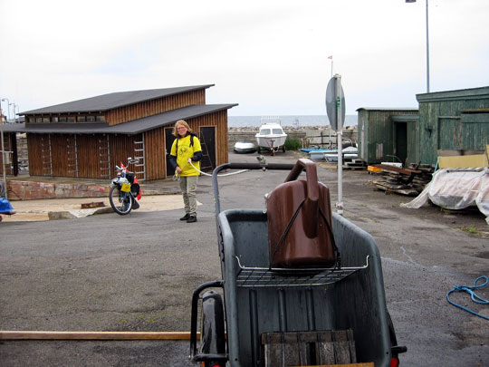Remplissage de 2 litres d'eau à l'aide d'une corde