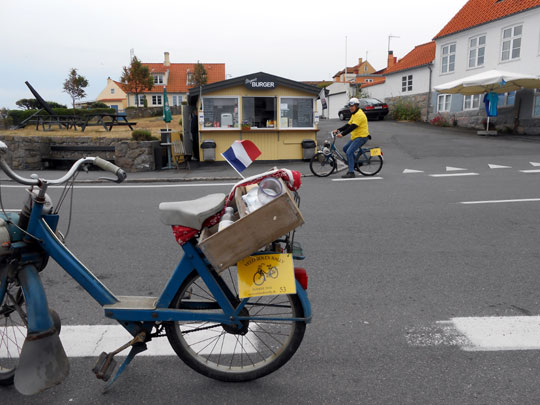 Un solex devant le Stegen's Burger