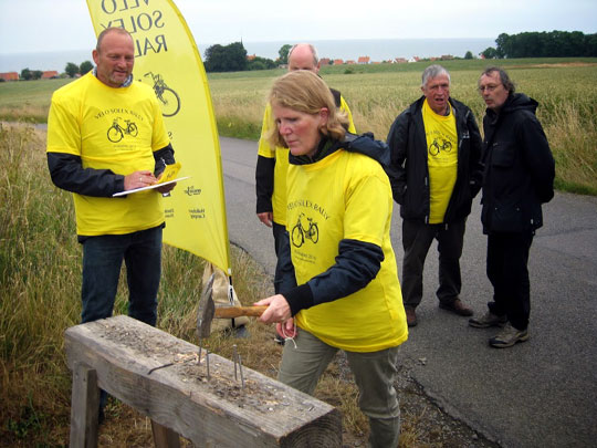 Anne se lance brillamment avec la main gauche