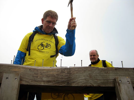 Pas évident pour un droitier comme Niels Henrik de taper avec la main gauche