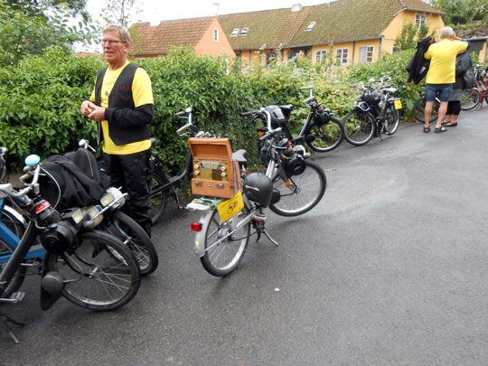 Des chansons de Charles Aznavour sont diffusées sur ce solex