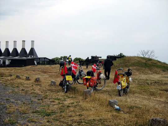 >A gauche des pièces d'artillerie une fumerie d'harengs