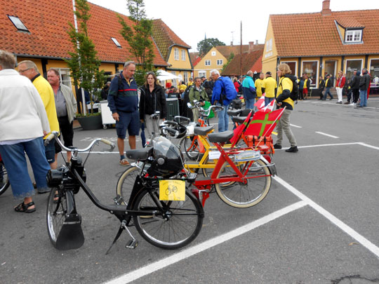 L'arrivée des solexistes sur la place de Svaneke