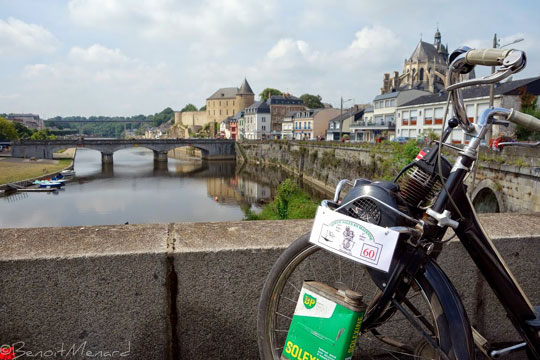Une vue sur Mayenne et son château carolingien