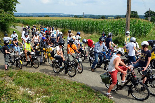 Dernier rassemblement des vélosolex avant l'arrivée