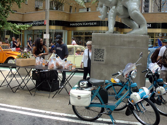 Quick break at Maison Eric Kayser from Paris for some free food gift bags