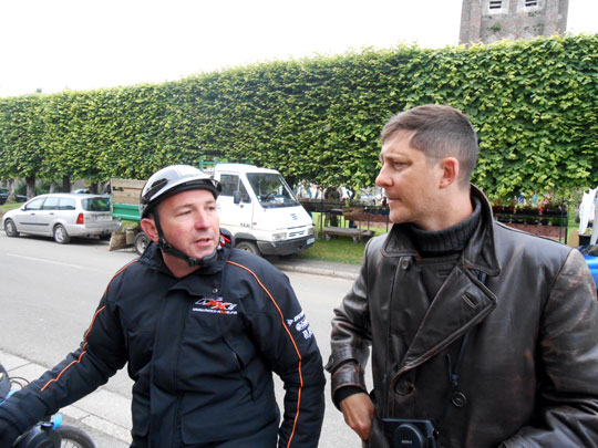 Pascal et Benoît Ménard vêtu d'un manteau de cuir néerlandais