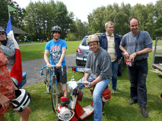 Marc en vélo et David en micron