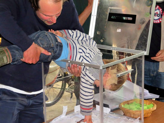 Tirage au sort des vélosolex par le fils d'un jeune solexiste