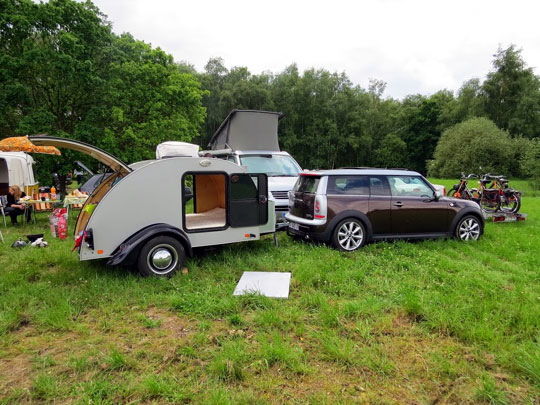 Une Mini avec sa remorque