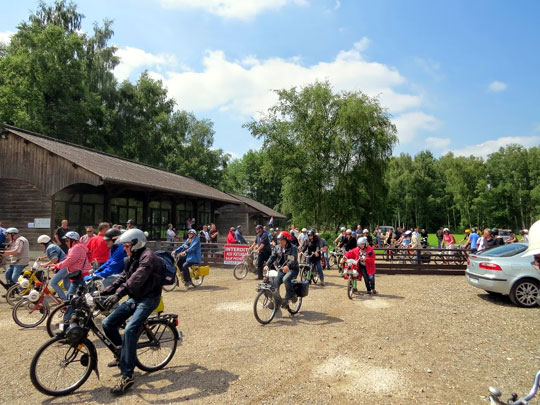 Les 235 participants partent pour la randonnée dans l'Oise Normande