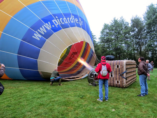 Le dimanche matin préparatifs de la montgolfière