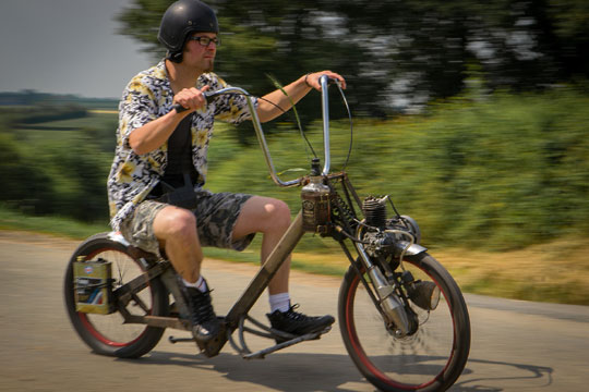 Un Dunkerquois sur son fameux Solex tranformé