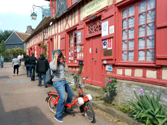 Un Pli-Solex devant le restaurant