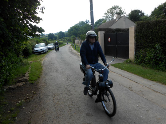 Jean-Michel fidèle à son vélosolex 1700