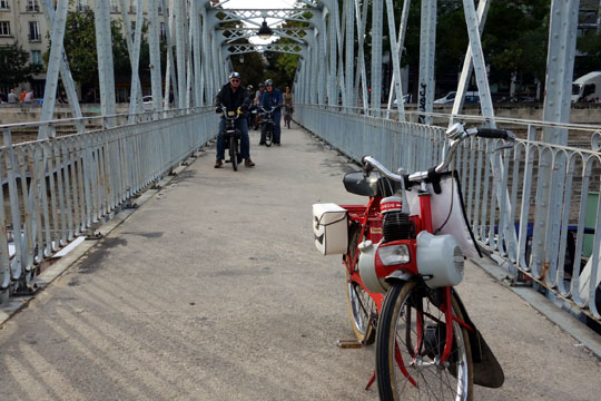 Un beau Solex 3800 Luxe sur la passerelle Mornay du port de l'Arsenal