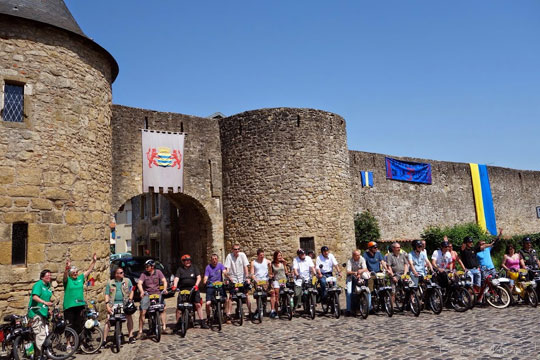Les solexistes devant la porte de Sierk