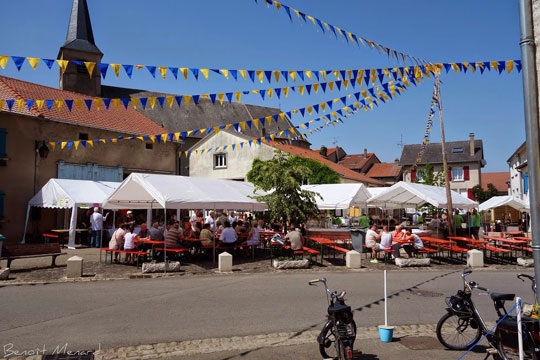Déjeuner sur la place du village