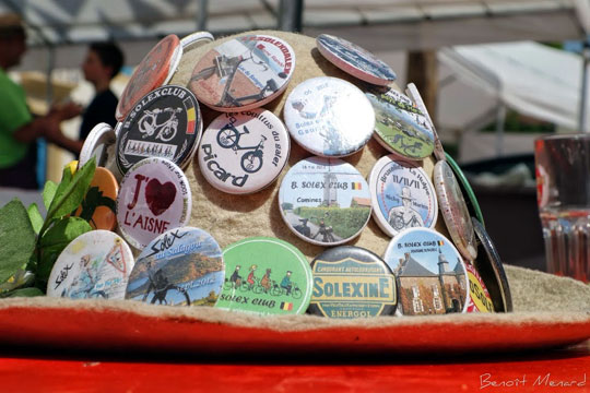 Une collection de badges d'une solexiste belge