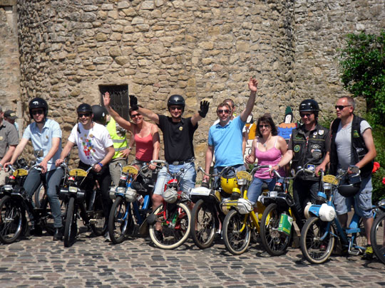 Des solexistes venus de l'Oise devant la porte de Sierk