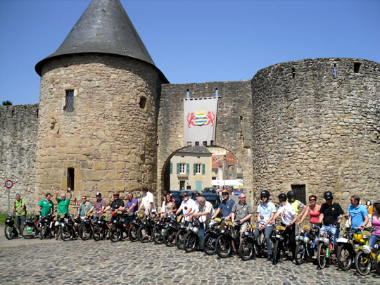 Une magnifique lignée de solexistes devant l'entrée de Rodemarck