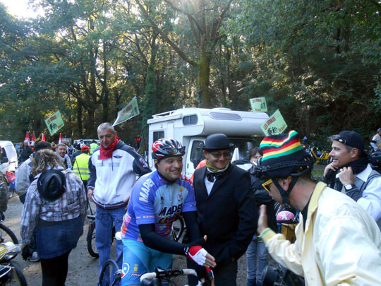 Un cycliste parmi les solexistes