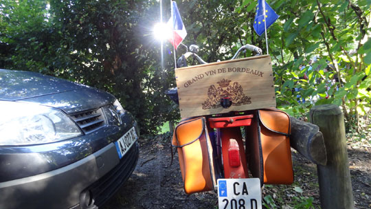 Distributeur de vin à l'arrière d'un solex 3800