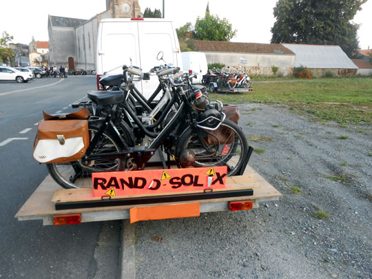 La voiture-balai de l'organisation Rando-Solex