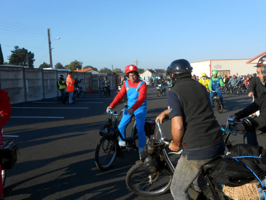 Super Mario suivi de Luigi en solex