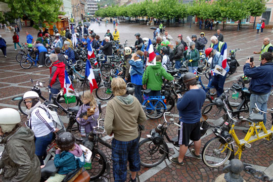 Rassemblement des solexistes pour le départ de la première étape
