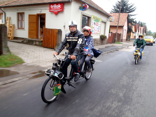 Un sympathique couple sur leur drôle de machine