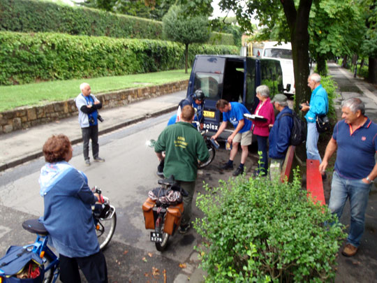 Le néerlandais Marcel Van de Ven aidant les solexistes pour le plein de carburant