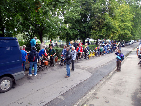 Une longue queue s'est formé derrière le camion néerlandais