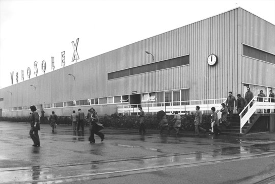 Midi ! L'heure du déjeuner pour les ouvriers de l'usine SEMI