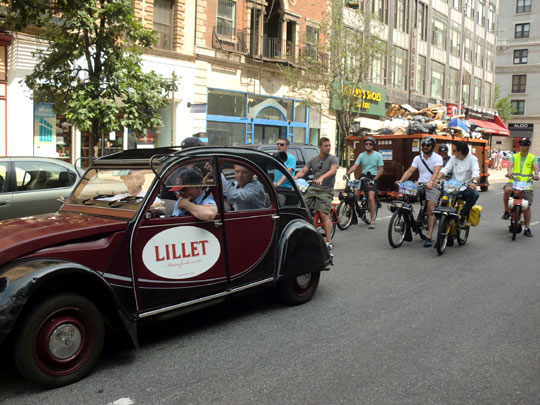 Citroens 2 CV Charleston & Velosolexes on Broadway