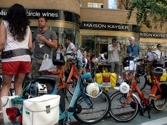 Velosolexists stop for lunch at Maison Kayser