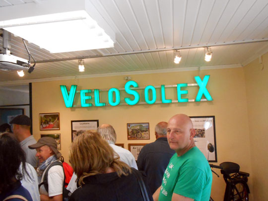 Une enseigne lumineuse vélosolex rarissime