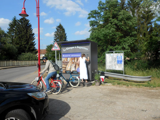 Arrêt au distributeur de baguettes chaudes