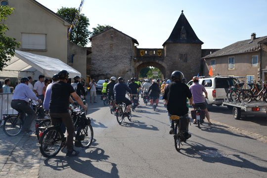 Les derniers participants quittent la ville médiévale